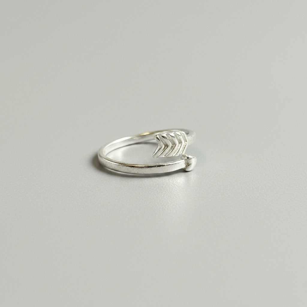 Offener Ring als Pfeil aus Sterlingsilber