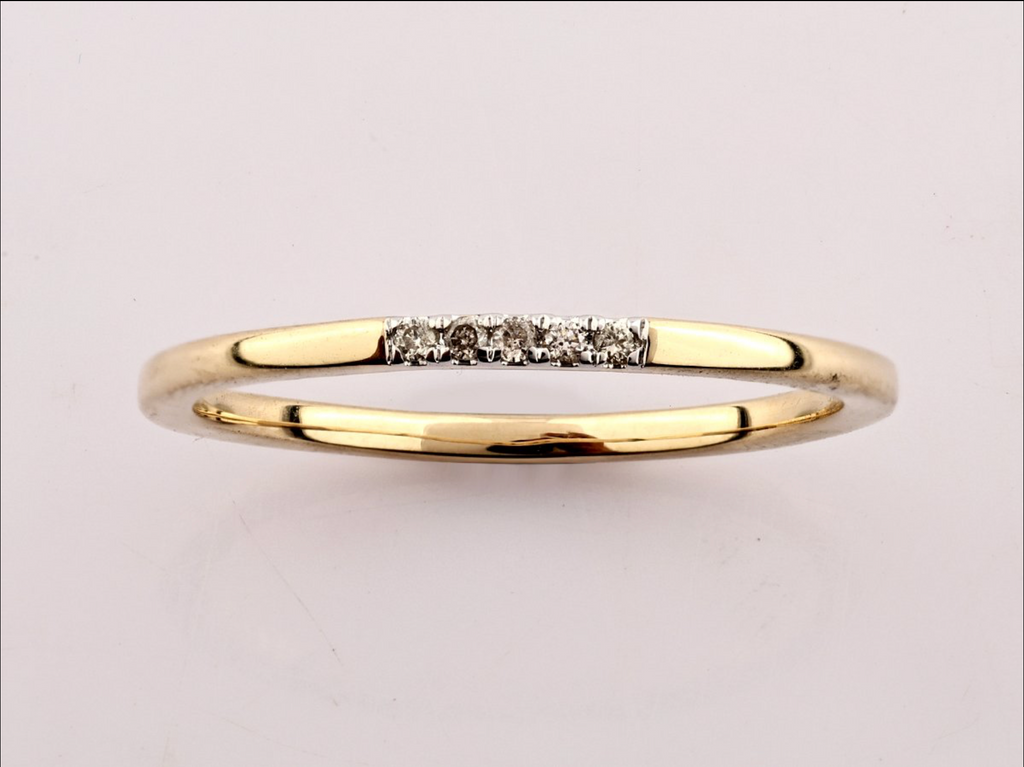 Eleganter Gelbgoldring mit natürlichen Diamanten