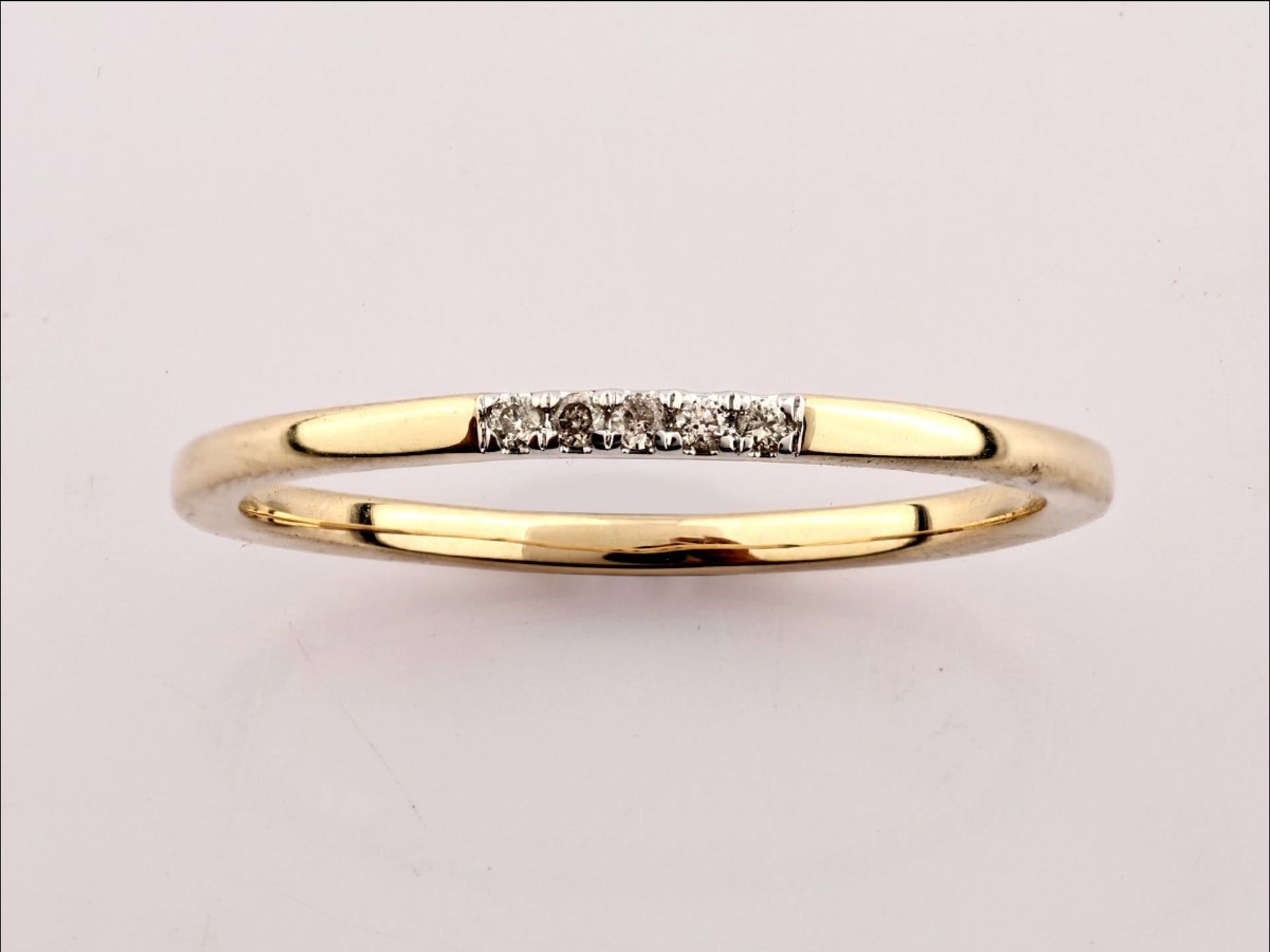 Eleganter Gelbgoldring mit natürlichen Diamanten