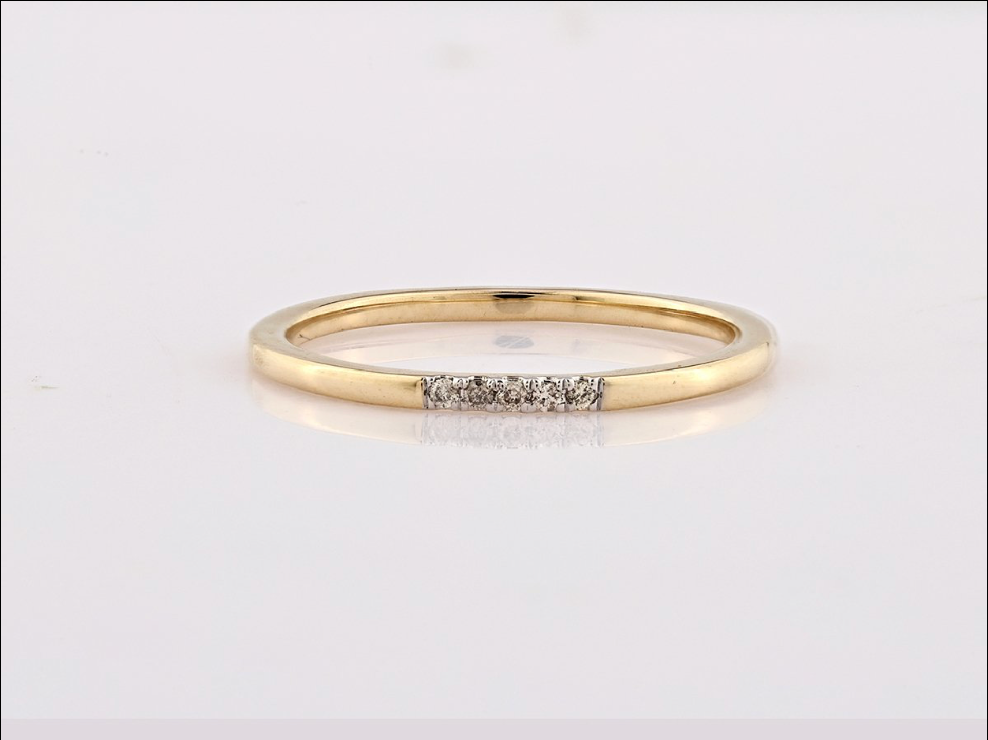 Eleganter Gelbgoldring mit natürlichen Diamanten