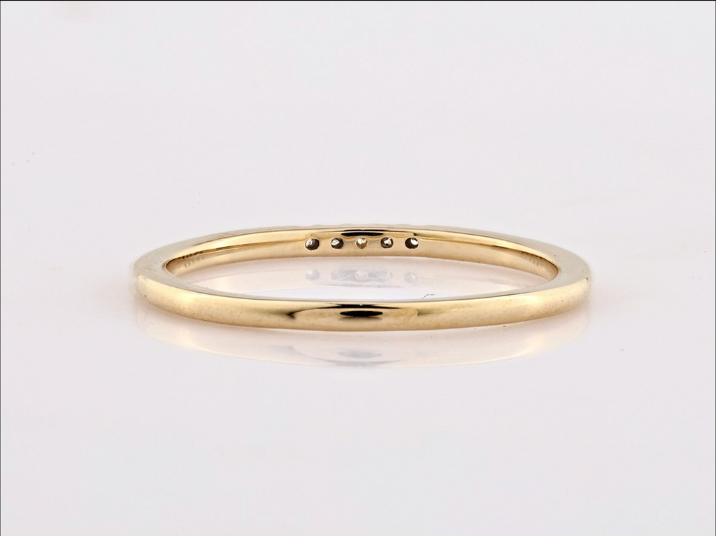 Eleganter Gelbgoldring mit natürlichen Diamanten