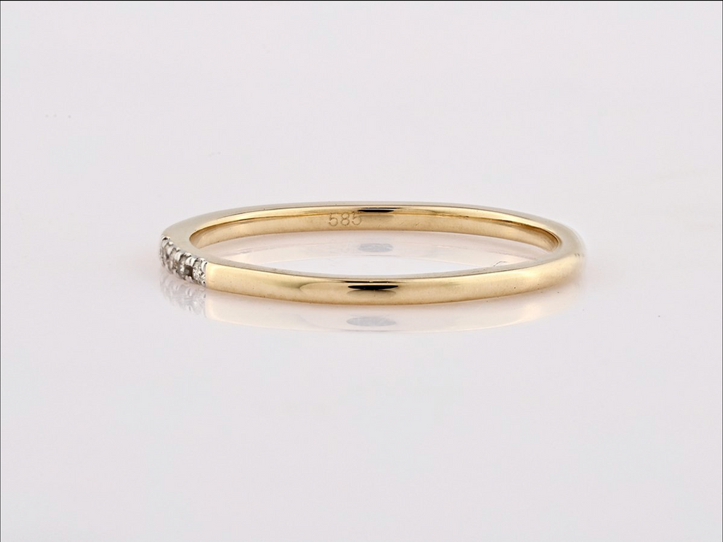 Eleganter Gelbgoldring mit natürlichen Diamanten