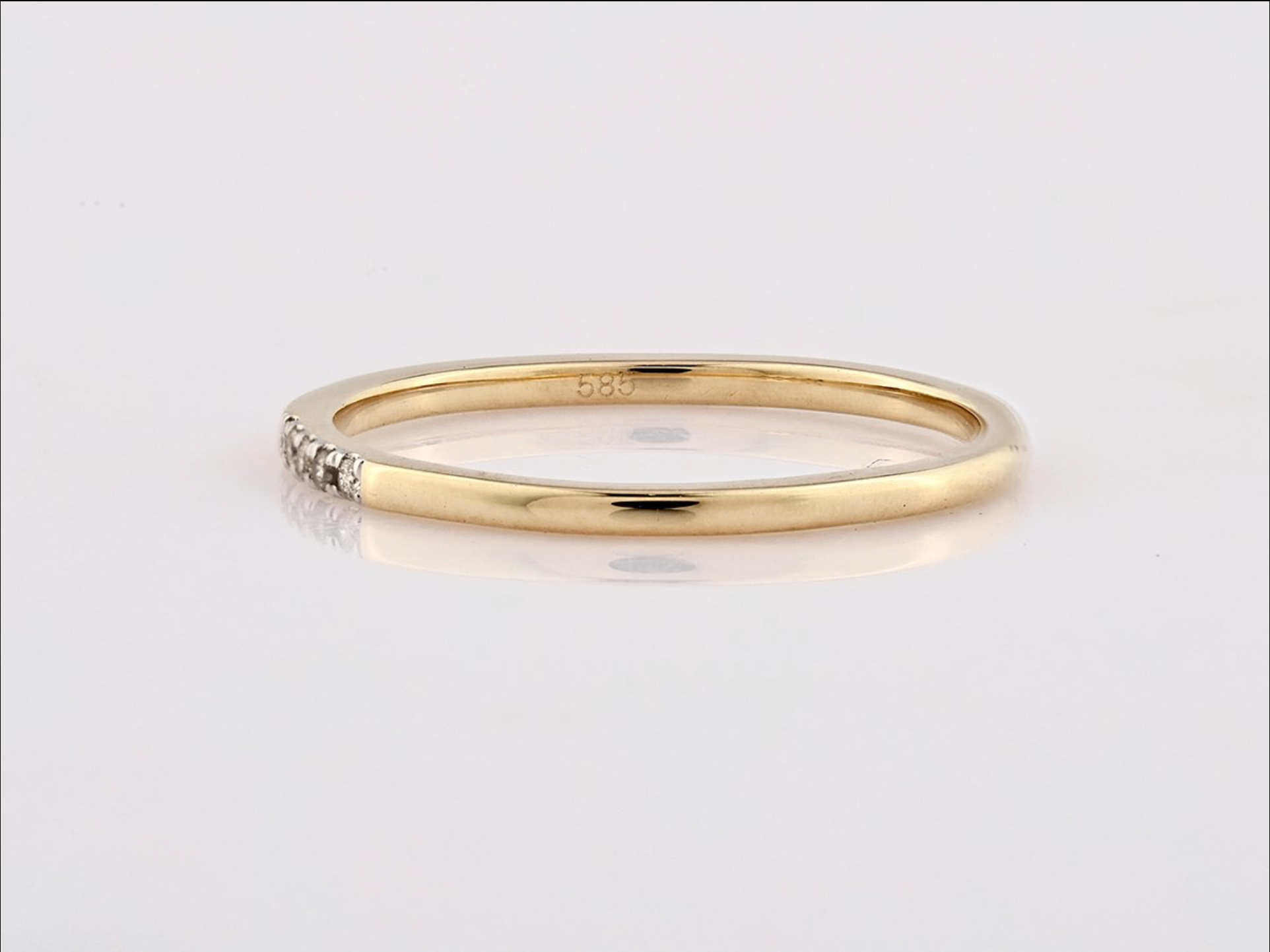 Eleganter Gelbgoldring mit natürlichen Diamanten