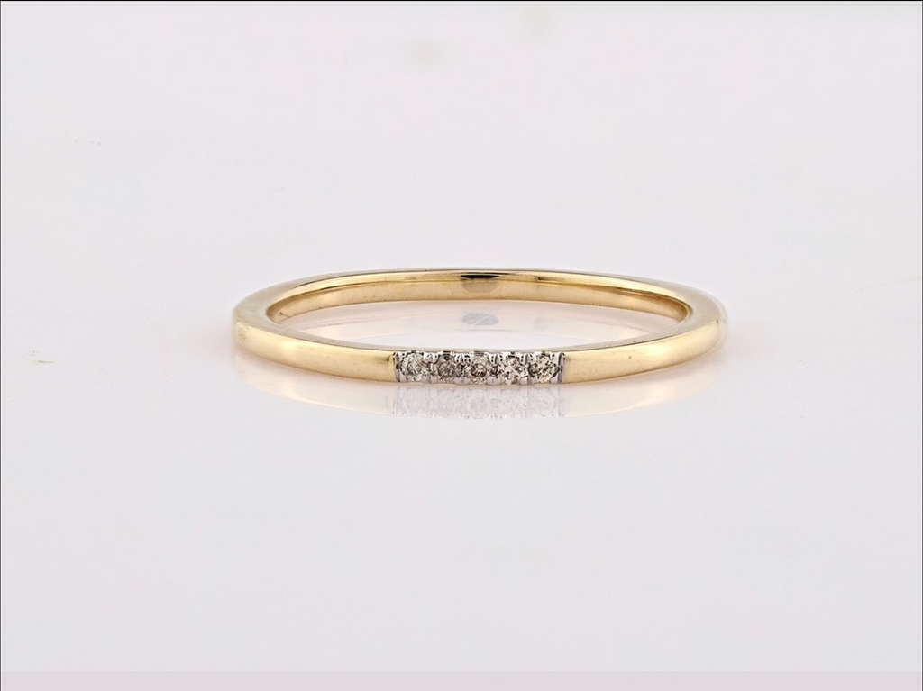 Eleganter Gelbgoldring mit natürlichen Diamanten