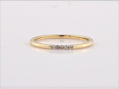 Eleganter Gelbgoldring mit natürlichen Diamanten