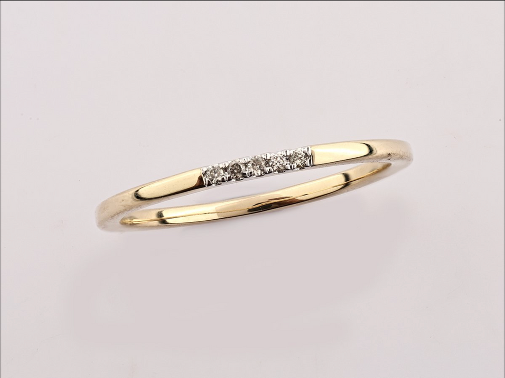 Eleganter Gelbgoldring mit natürlichen Diamanten