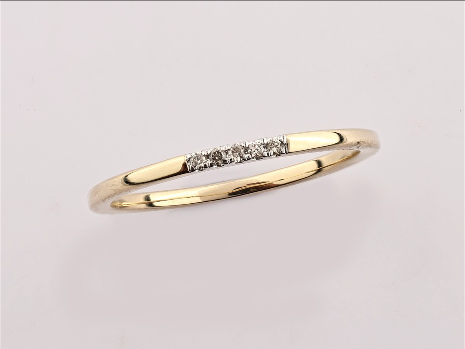 Eleganter Gelbgoldring mit natürlichen Diamanten