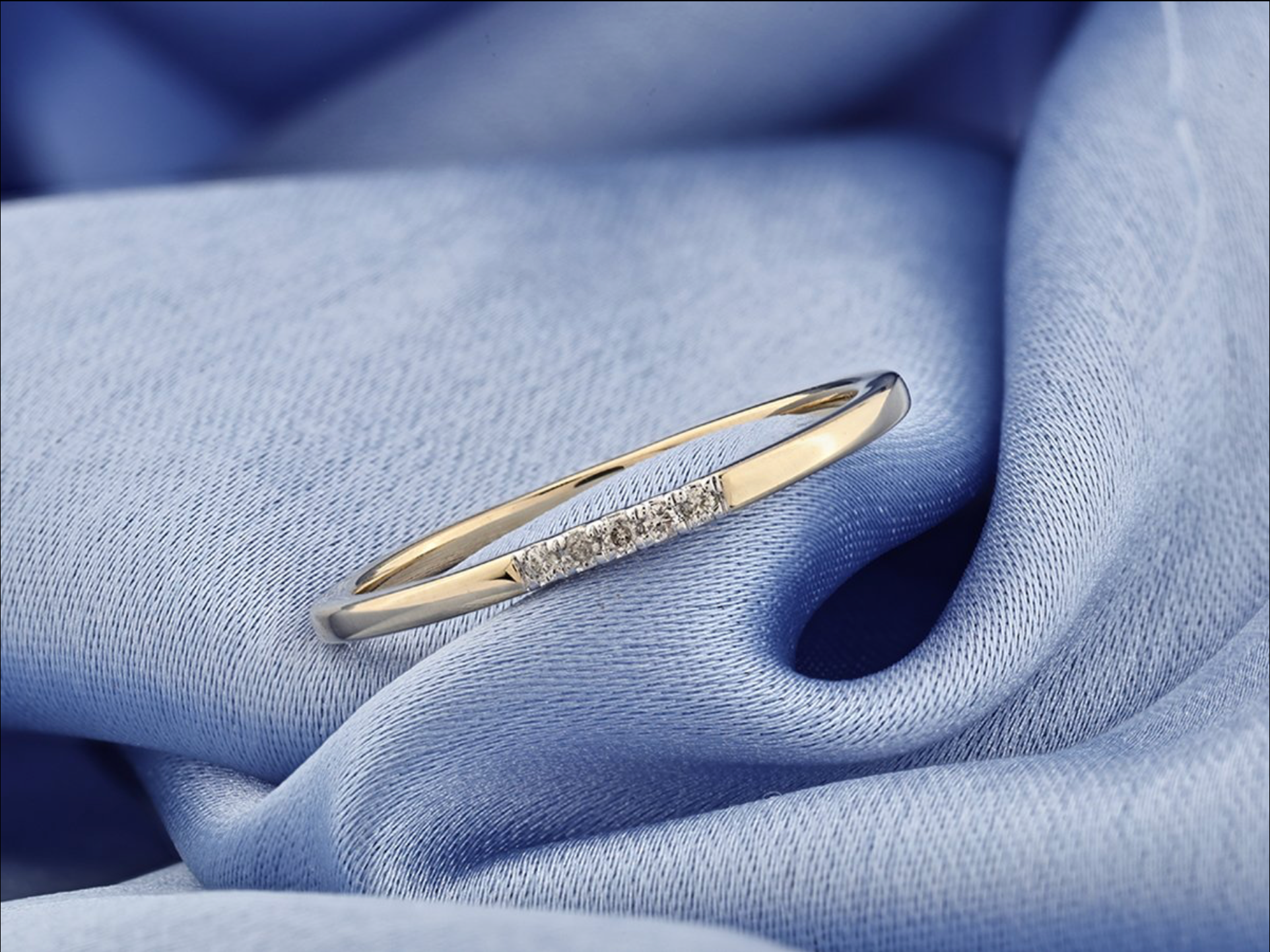 Eleganter Gelbgoldring mit natürlichen Diamanten