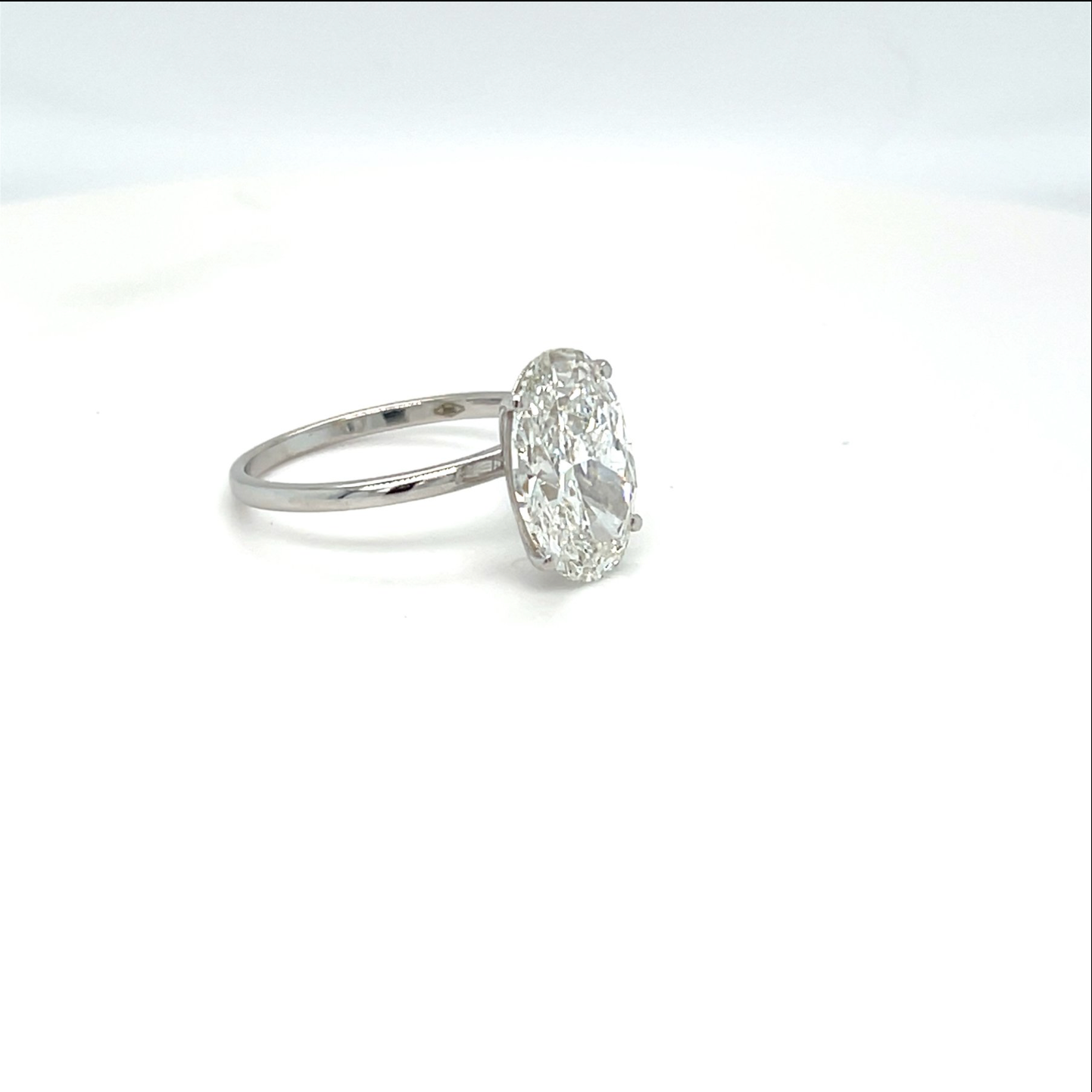 4.00 ct Oval Diamantring in Solitär Weißgold Fassung