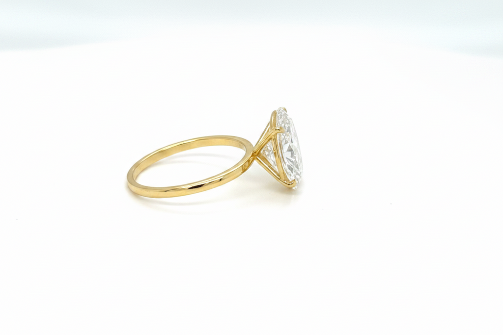 4.00 ct Oval Diamantring in Solitär Gelbgold Fassung / Spezialanfertigung (Lieferzeit: 4 Wochen)