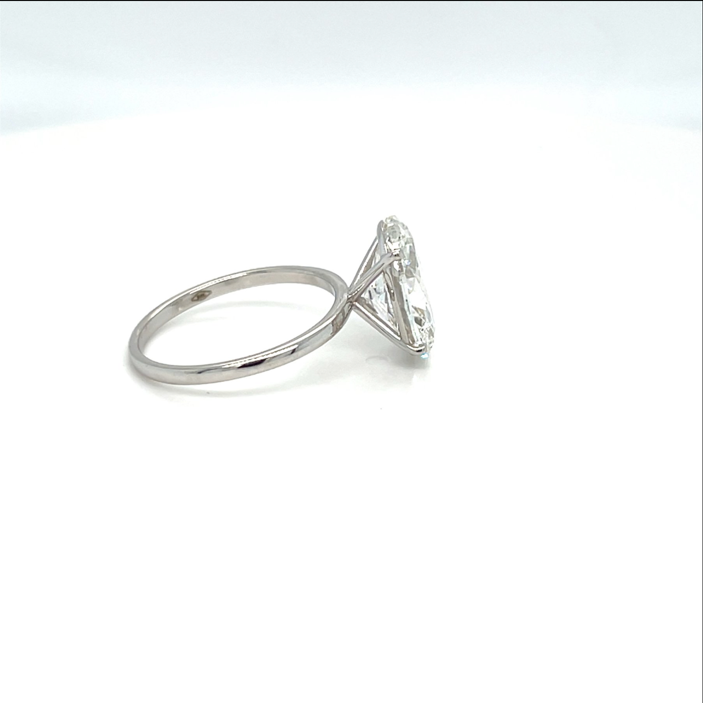 4.00 ct Oval Diamantring in Solitär Weißgold Fassung