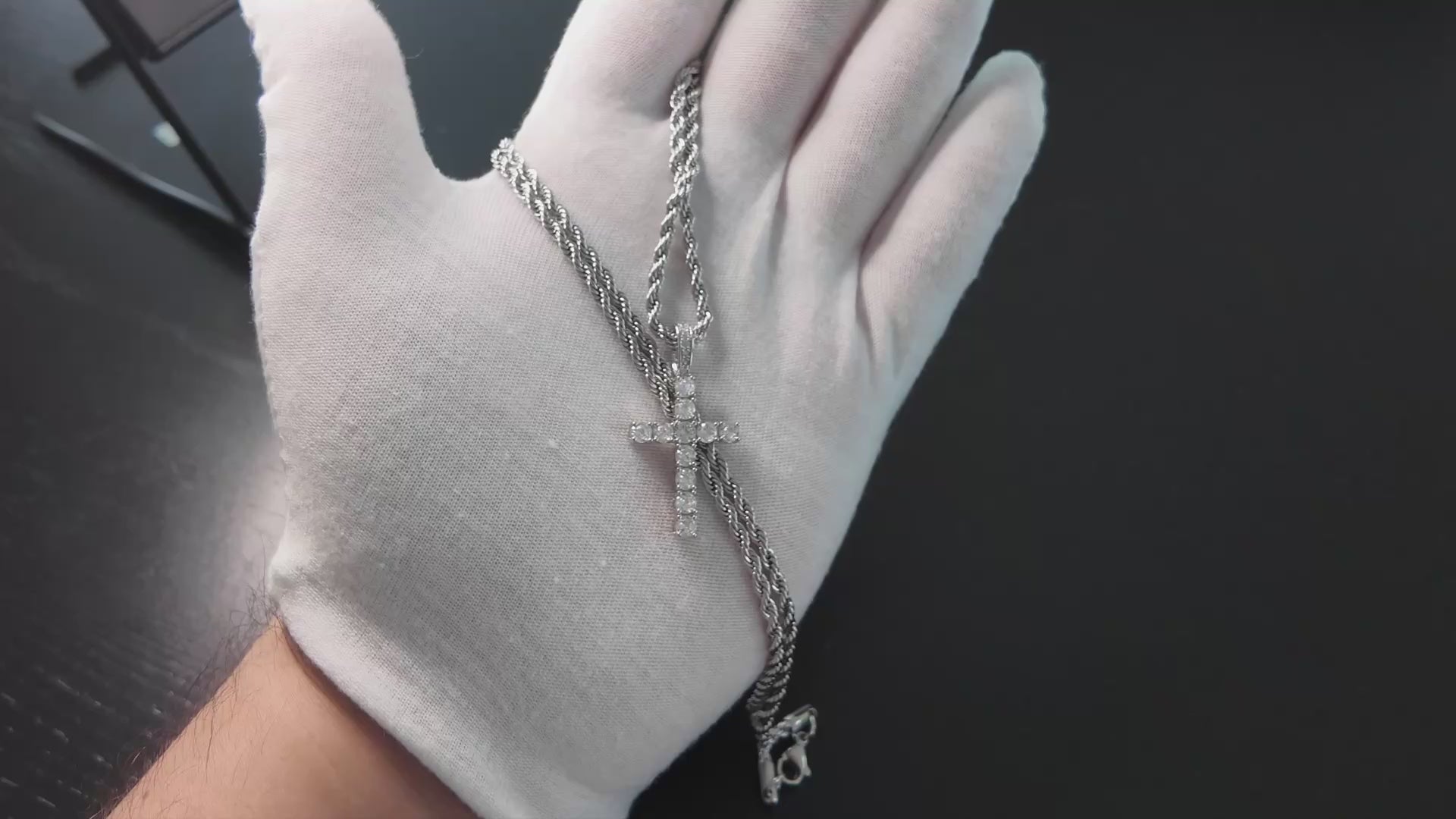 Modische Kreuzkette aus Edelstahl besetzt mit Zirkonsteinen - Kordelkette